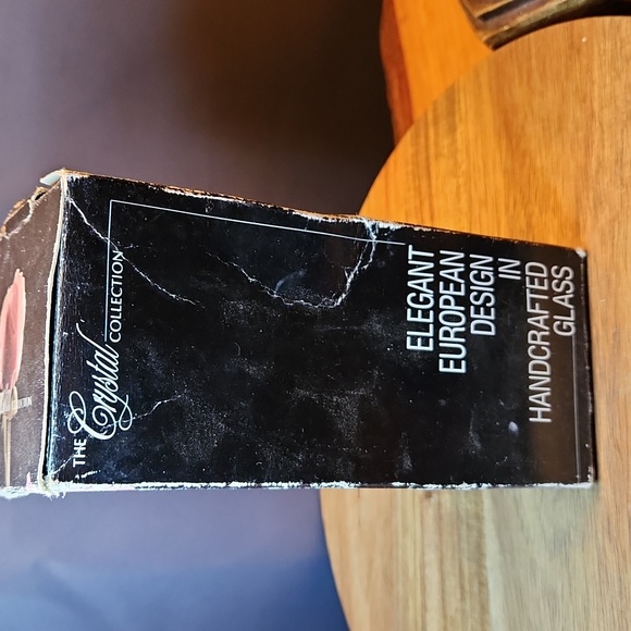 The Crystal Collection 7 in Glass Vase w/ Swirl Pattern design in box  Not Used - Picture 5 of 7